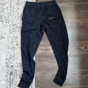 Black camo alphalete men’s joggers